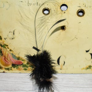 Spilla antica edoardiana in argento placcato Tussie Mussie, spilla da bavero con piume di marabù nero e faraona, vaso, boutonnière in stile Poirot
