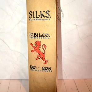 Livro de Sedas de Bordado Antigas - Magnífico livro de 1935, edição comemorativa do Jubileu de Prata, feito à mão e repleto de fios.