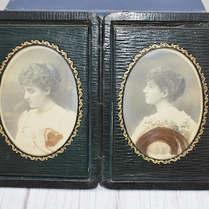Molduras para fotos requintadas - Conjunto de carteira dupla eduardiana deslumbrante com cabelo e retratos sob vidro encadernado em couro verde