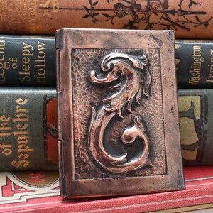 Cartera antigua Etui - Magnífico diseño victoriano de monstruo de serpiente marina con carcasa de cobre con soporte para sellos y sección de tarjetas