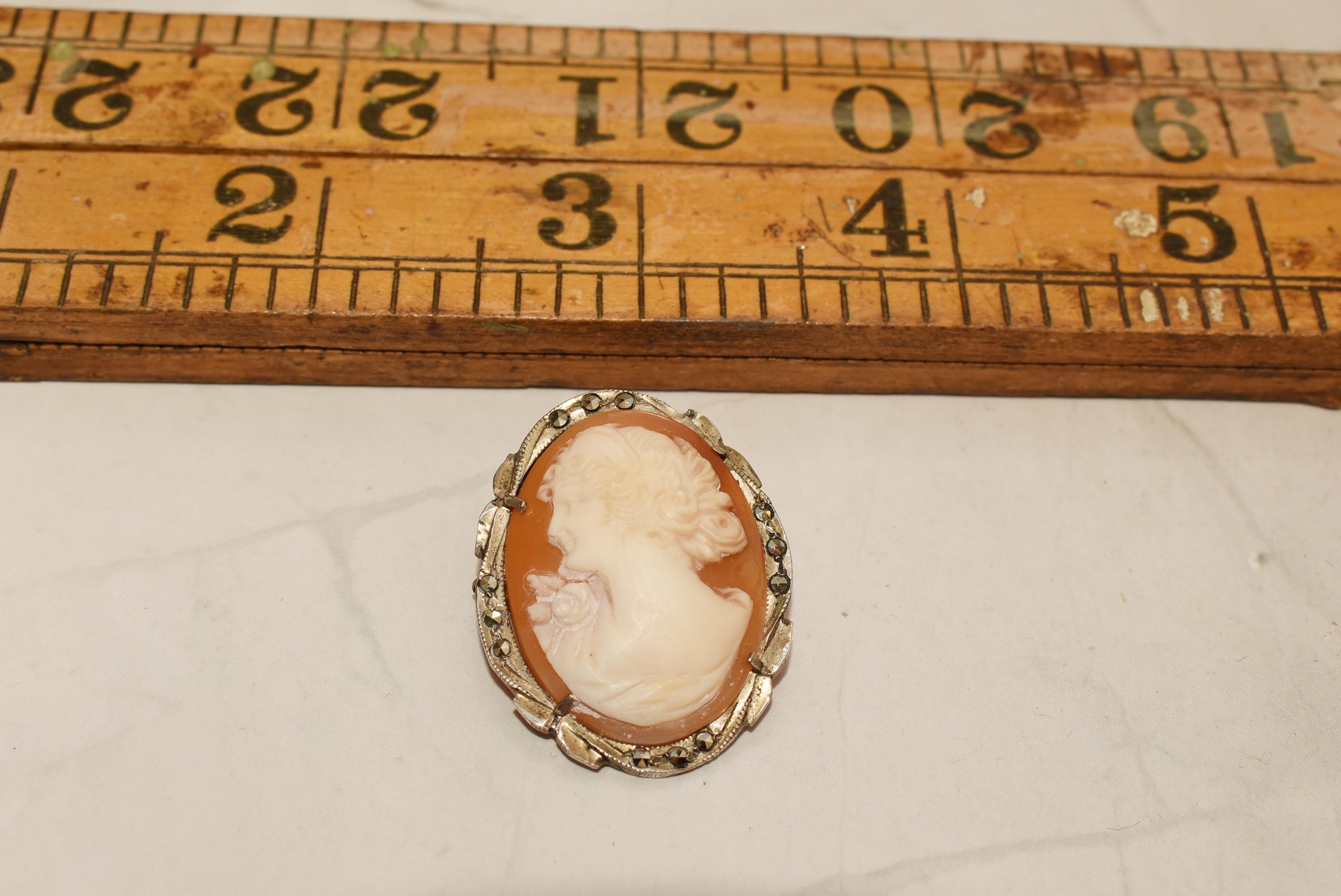 Broche Camée Coquillage Vierge Du Lait - Argent 800, Marcassites, Occasion Bon état