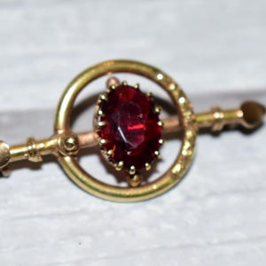 Antike viktorianische Pinchbeck Liebhaber Knoten Bar Brosche, C Verschluss Schatz Efeu Pin mit rotem Strass Stein