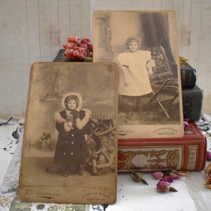 Fotografías originales victorianas: hermoso par grande de tarjetas victorianas con la misma niña vestida de piel y vestido de fiesta