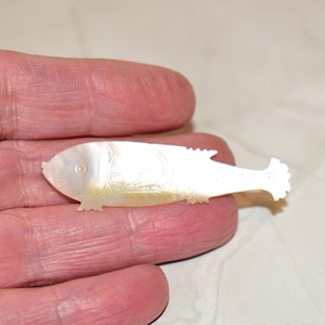 Chinese visdraadhaspel - prachtige Victoriaanse antieke parelmoergravure van tortelduifjes