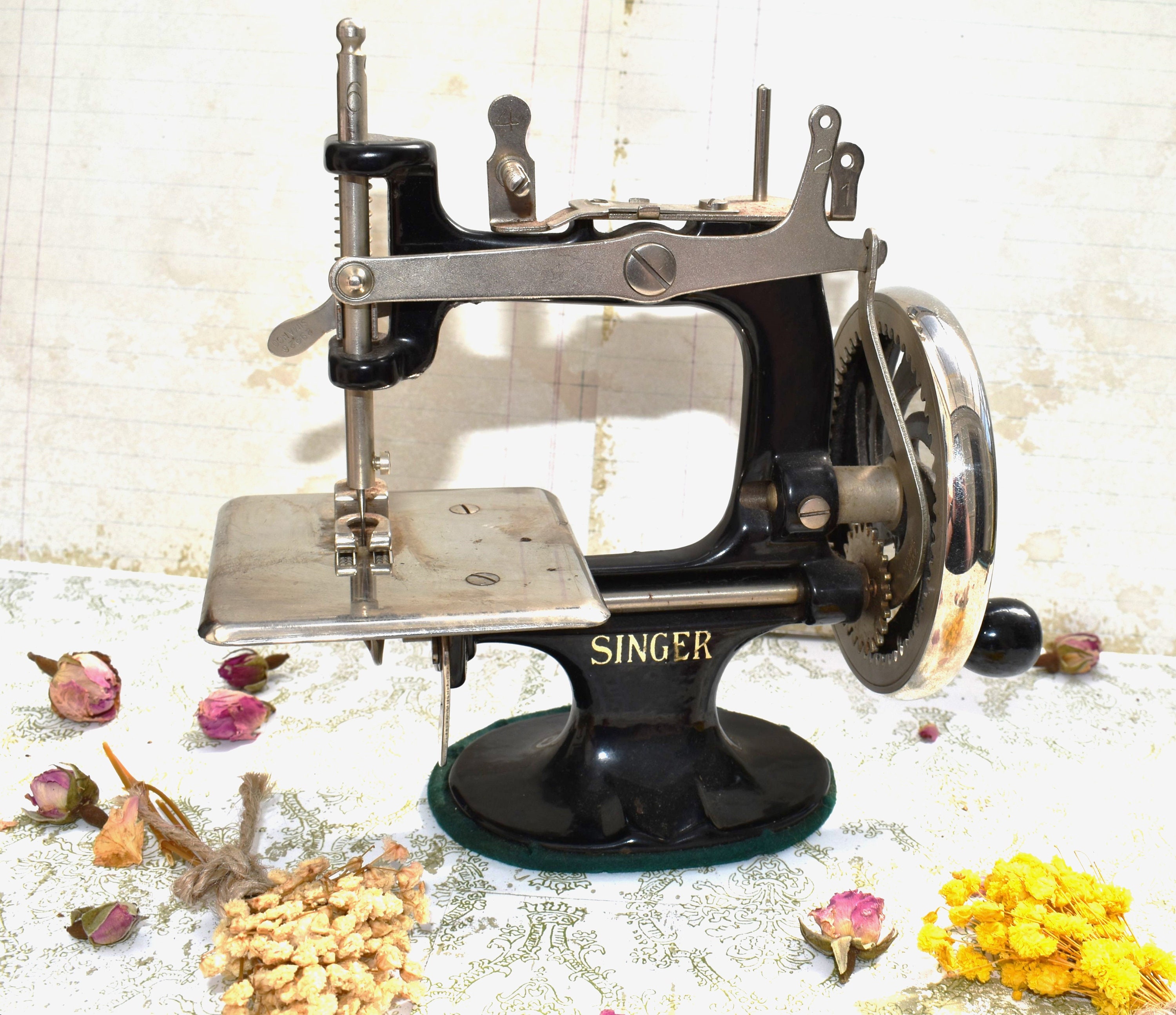 I found this vintage handheld Singer Mini machine on Kijiji. It works  perfectly well and sews in a beautiful chain stitch : r/sewing