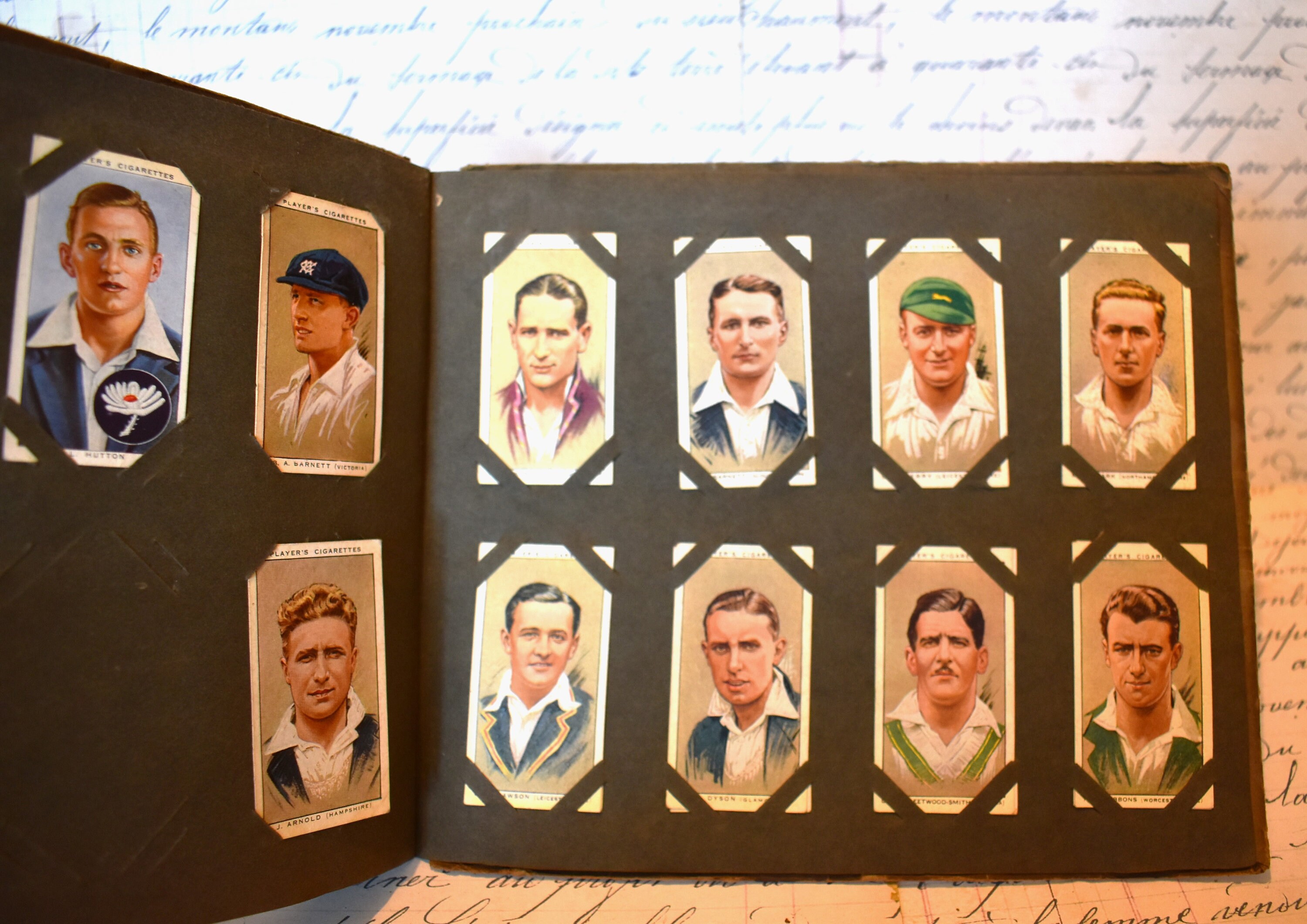 1930 年代のシガレット カード アルバム - クリケット選手、軍事