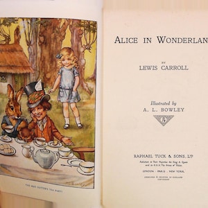 Puede incluir: Una doble página de un libro ilustrado, "Alicia en el país de las maravillas." La página izquierda muestra una escena de fiesta de té con un conejo, un hombre con sombrero de copa y una niña. La página derecha muestra el título, autor e ilustrador.