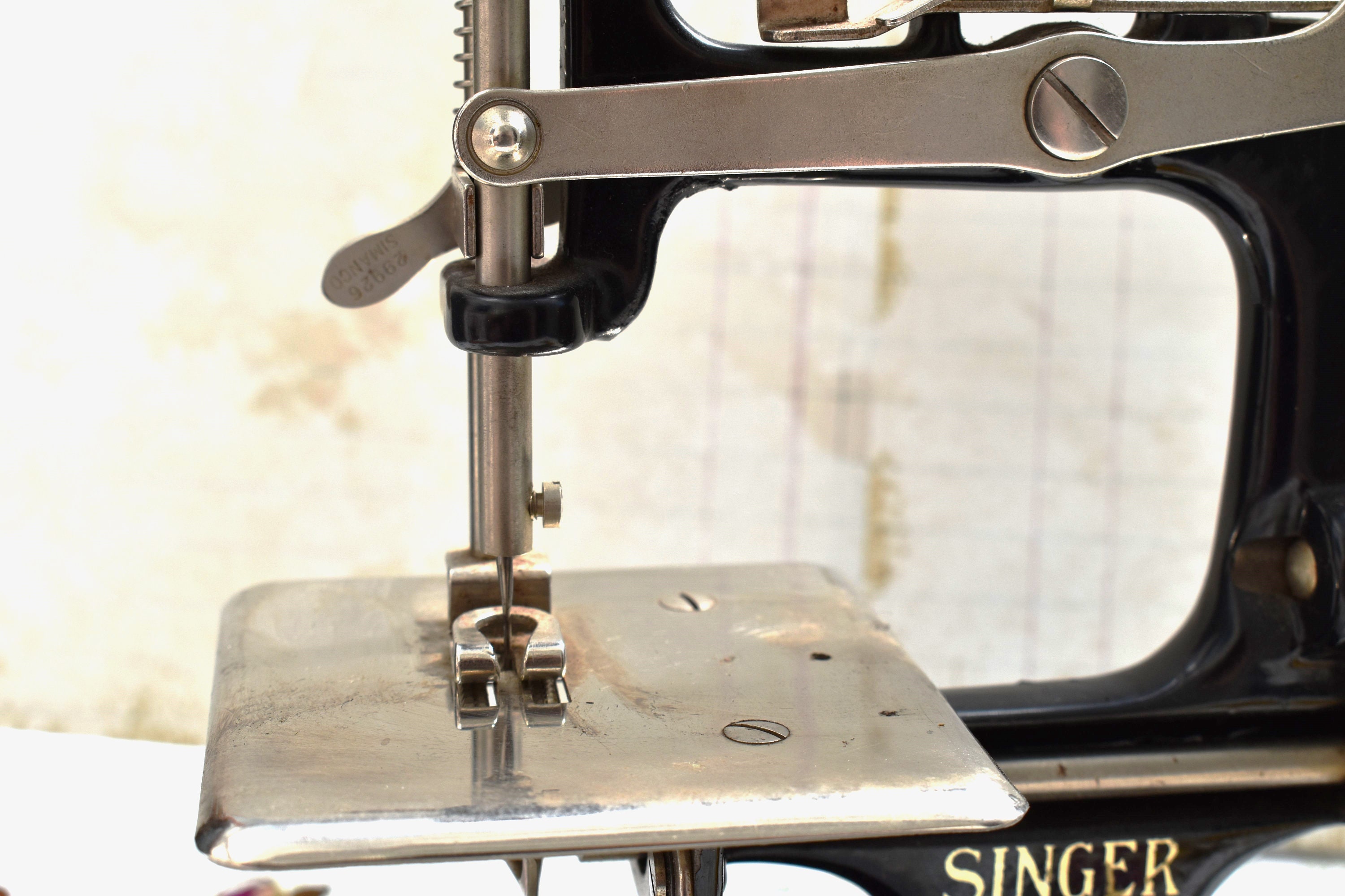 I found this vintage handheld Singer Mini machine on Kijiji. It works  perfectly well and sews in a beautiful chain stitch : r/sewing
