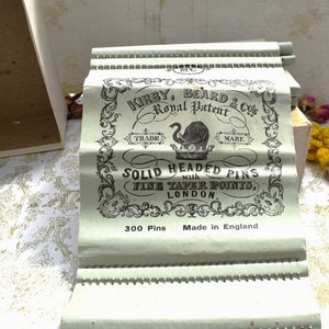 Kirby Beard & Co Pin Box - Wunderschöne Original Shop Display Box mit Sets von 300 Pins