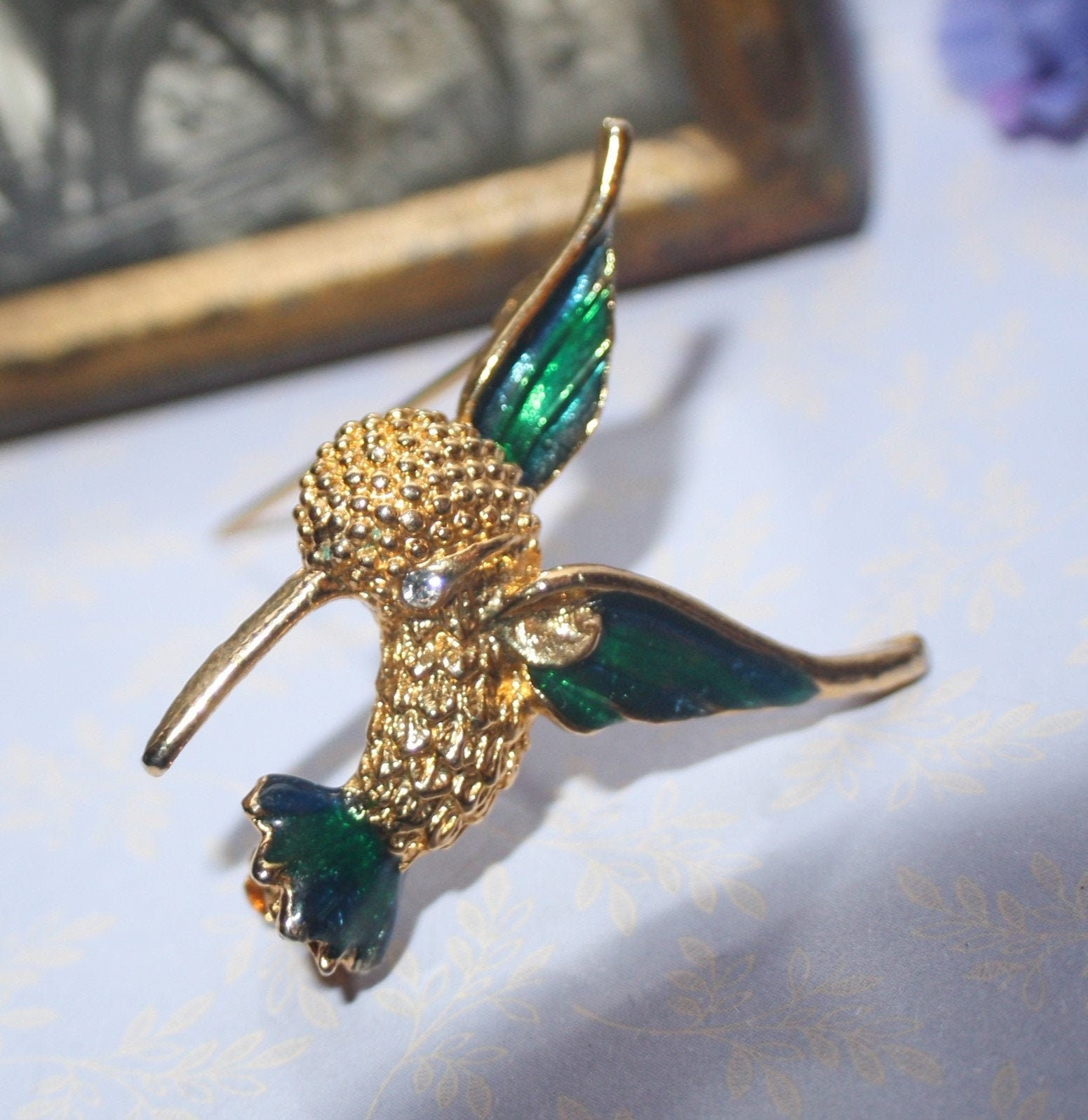 Beautiful Vintage Gold Tone Paste Decorative Humming Bird Brooch