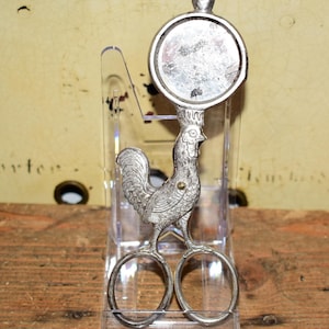 Puede incluir: Un letrero de madera rústica con el texto "Welcome to our home" en letras blancas. El letrero presenta un acabado envejecido y un diseño sencillo y acogedor.