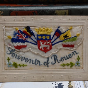 Cartolina ricamata della Prima Guerra Mondiale - Splendida cartolina francese in rilievo con patta ricamata con biglietto Allied In Glory souvenir di Rouen