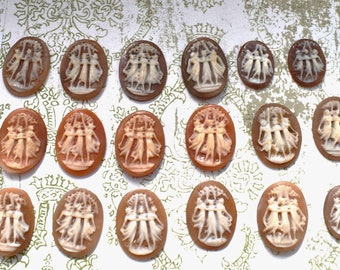 Drei Grazien Kameen zum Montieren - Wunderschöne Sammlung von 18 antiken und Vintage geschnitzten Muschelplatten mit drei Musen für die Schmuckherstellung