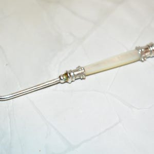 Crochet victorien en argent - Magnifique décoration antique avec poignées en nacre C E Williams 1900