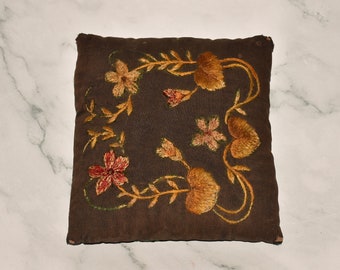 Coussin à épingles antique - magnifique pièce d'enfant brodée à la main rare coussin à épingles victorienne