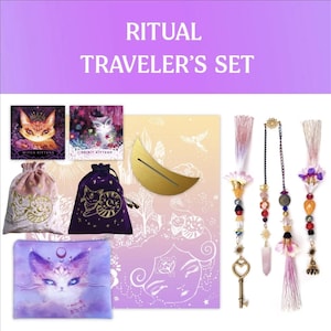 Może przedstawiać: Zestaw "Ritual Traveler's Set" z r&oacute;żnymi przedmiotami, w tym kartami, woreczkami, złotym p&oacute;łksiężycem i ozdobnymi wiszącymi zawieszkami. Zestaw zawiera grafikę z motywem kota oraz tekst "Witch Kittens" i "Spirit Kittens". Paleta kolor&oacute;w obejmuje fiolet, złoto i pastelowe odcienie.