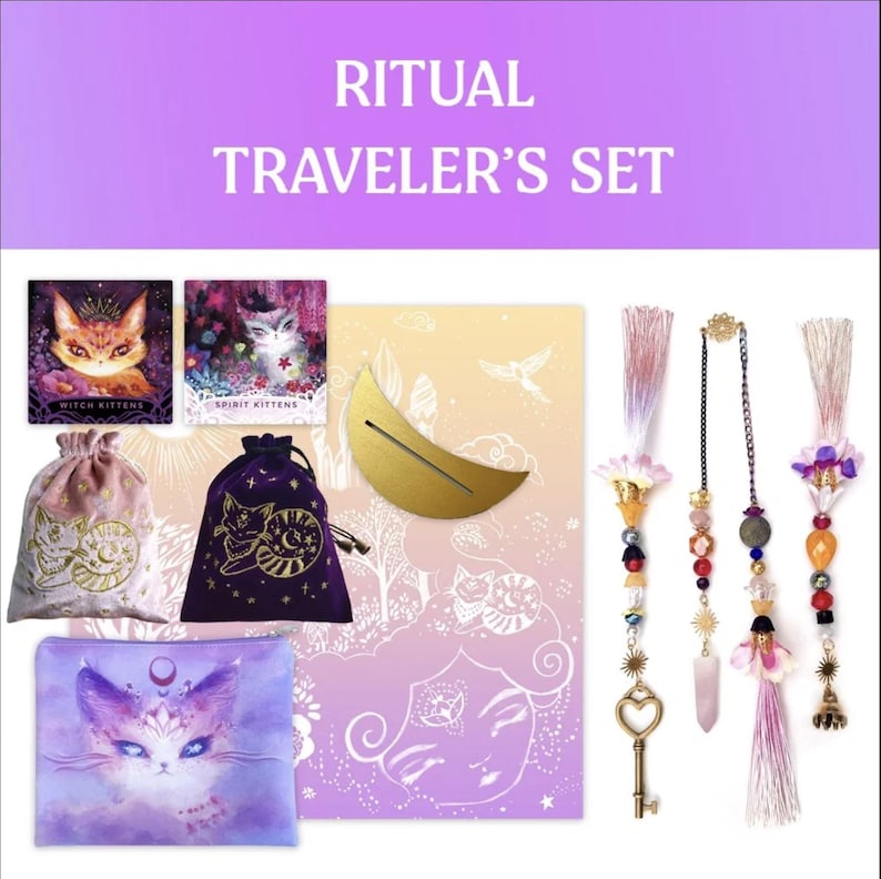 Może przedstawiać: Zestaw "Ritual Traveler's Set" z r&oacute;żnymi przedmiotami, w tym kartami, woreczkami, złotym p&oacute;łksiężycem i ozdobnymi wiszącymi zawieszkami. Zestaw zawiera grafikę z motywem kota oraz tekst "Witch Kittens" i "Spirit Kittens". Paleta kolor&oacute;w obejmuje fiolet, złoto i pastelowe odcienie.