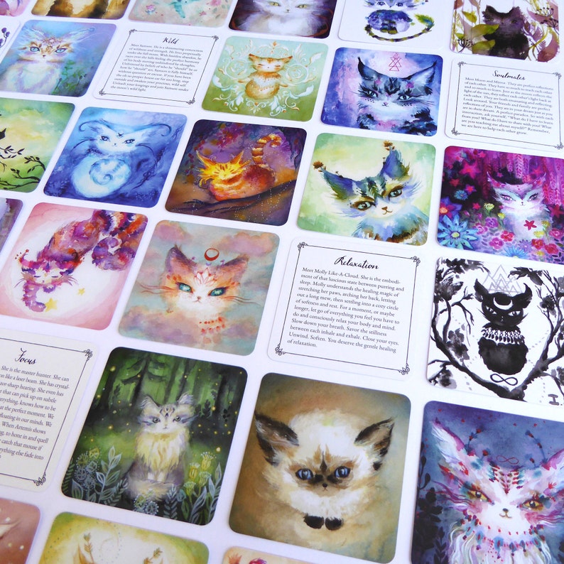 Pode incluir: Um conjunto de cartas ilustradas coloridas com gatos que t&ecirc;m diferentes personalidades e descri&ccedil;&otilde;es. As cartas s&atilde;o impressas em cart&atilde;o branco e t&ecirc;m cantos arredondados. As cartas est&atilde;o dispostas em uma grade sobre uma superf&iacute;cie branca.