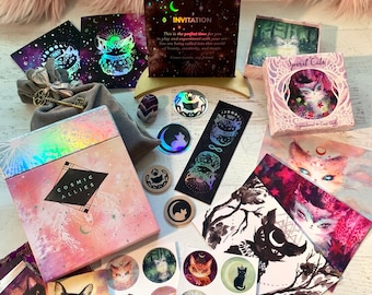 Kit de Presente Magia Infinita: Baralho Oráculo Gatos Espirituais, Baralho Aliados Cósmicos, Adesivos, Cartões Holográficos, Marcador de Páginas, Impressão Artística e muito mais