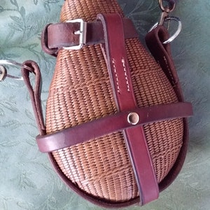 Antique wicker hunting flask, wicker covered flask, hip flask, vintage hunting collectables, hunting,