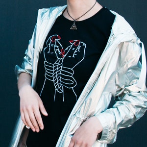 Camiseta con temática fetichista de bondage bordada a mano con bordado de manos atadas. Regalo fetichista perfecto, elegante y práctico para él o para ella