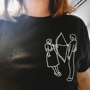 マリーナ・アブラモヴィッチとウレイのパフォーマンス「Rest energy」にインスパイアされた手刺繍の T シャツ。アートギフト。トレンディなギフト。アート愛好家へのギフト。
