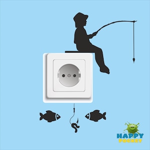 Könnte beinhalten: Eine schwarze Silhouette einer Person, die mit einer Angelrute und einer Leine angelt. Die Person sitzt auf einer weißen Steckdose. Zwei schwarze Fischsilhouetten befinden sich unter der Steckdose mit einem Wurm am Haken.