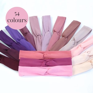 Puede incluir: Una colecci&oacute;n de 54 colores de diademas anudadas en tonos de rosa, morado y marr&oacute;n. Las diademas est&aacute;n hechas de un tejido suave y el&aacute;stico, perfectas para a&ntilde;adir un toque de color a cualquier atuendo.