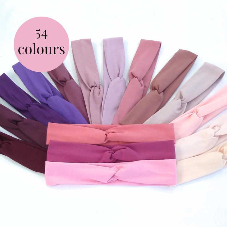 Puede incluir: Una colecci&oacute;n de 54 colores de diademas anudadas en tonos de rosa, morado y marr&oacute;n. Las diademas est&aacute;n hechas de un tejido suave y el&aacute;stico, perfectas para a&ntilde;adir un toque de color a cualquier atuendo.