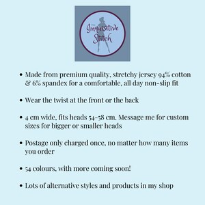 Puede incluir: El logotipo de The Inquisitive Stitch con una silueta de una persona que lleva una diadema. El texto dice "The Inquisitive Stitch". El texto debajo del logotipo describe las caracter&iacute;sticas del producto: hecho de jersey el&aacute;stico de primera calidad, 94% algod&oacute;n y 6% elastano para un ajuste c&oacute;modo y antideslizante durante todo el d&iacute;a. Tiene 4 cm de ancho y se adapta a cabezas de 54-58 cm. Los gastos de env&iacute;o solo se cobran una vez, independientemente de la cantidad de art&iacute;culos que pidas. Hay 54 colores disponibles, y pronto habr&aacute; m&aacute;s. Hay muchos estilos y productos alternativos disponibles en la tienda.