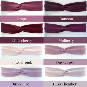 Puede incluir: Un conjunto de 10 diademas de tela en varios tonos de morado, rosa y rojo. Las diademas est&aacute;n hechas de una tela suave y el&aacute;stica y tienen un dise&ntilde;o anudado. Los colores est&aacute;n etiquetados como Grape, Damson, Black cherry, Mulberry, Powder pink, Dusky rose, Dusky lilac y Dusky heather.