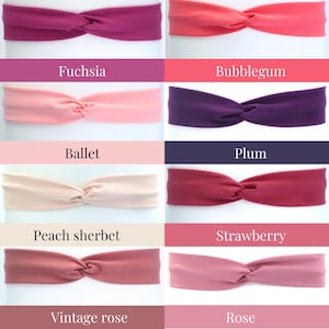 Puede incluir: Un conjunto de diez diademas anudadas en varios tonos de rosa, rojo y morado. Las diademas est&aacute;n dispuestas en dos filas de cinco, con cada diadema etiquetada con su nombre de color: Fucsia, Chiclete, Ballet, Ciruela, Sorbete de melocot&oacute;n, Fresa, Rosa vintage y Rosa.