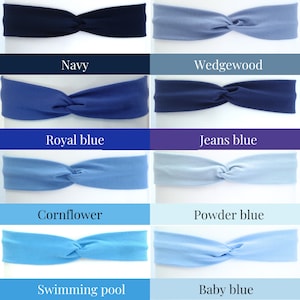 K&ouml;nnte beinhalten: Eine Sammlung von acht Stoff-Haarb&auml;ndern in verschiedenen Blaut&ouml;nen. Jedes Haarband ist in der Mitte verdreht. Die Farben umfassen Marine, Wedgewood, K&ouml;nigsblau, Jeansblau, Kornblume, Puderblau, Swimmingpool und Babyblau. Die Farbbezeichnungen sind darunter angezeigt.