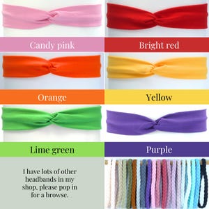 K&ouml;nnte beinhalten: Eine Auswahl an Stirnb&auml;ndern in den Farben Candy Pink, leuchtendem Rot, Orange, Gelb, Limettengr&uuml;n und Lila, mit einem gedrehten Knoten-Design. Das Bild zeigt auch geflochtene Stirnb&auml;nder und den Text "I have lots of other headbands in my shop, please pop in for a browse."