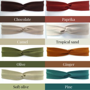 Puede incluir: Un conjunto de diez diademas anudadas en varios colores, incluyendo chocolate, paprika, camel, arena tropical, oliva, jengibre, oliva suave y pino.