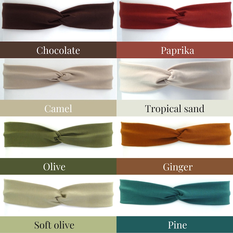 Puede incluir: Un conjunto de diez diademas anudadas en varios colores, incluyendo chocolate, paprika, camel, arena tropical, oliva, jengibre, oliva suave y pino.