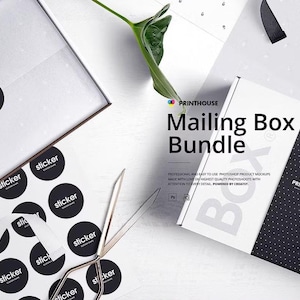 Può includere: Un'immagine piatta di un pacchetto di scatole postali in bianco e nero. Le scatole mostrano il testo "Mailing Box Bundle" e "PRINTHOUSE". Adesivi rotondi neri con la parola "sticker" sono sparsi. Sono presenti anche un paio di forbici e una foglia verde.