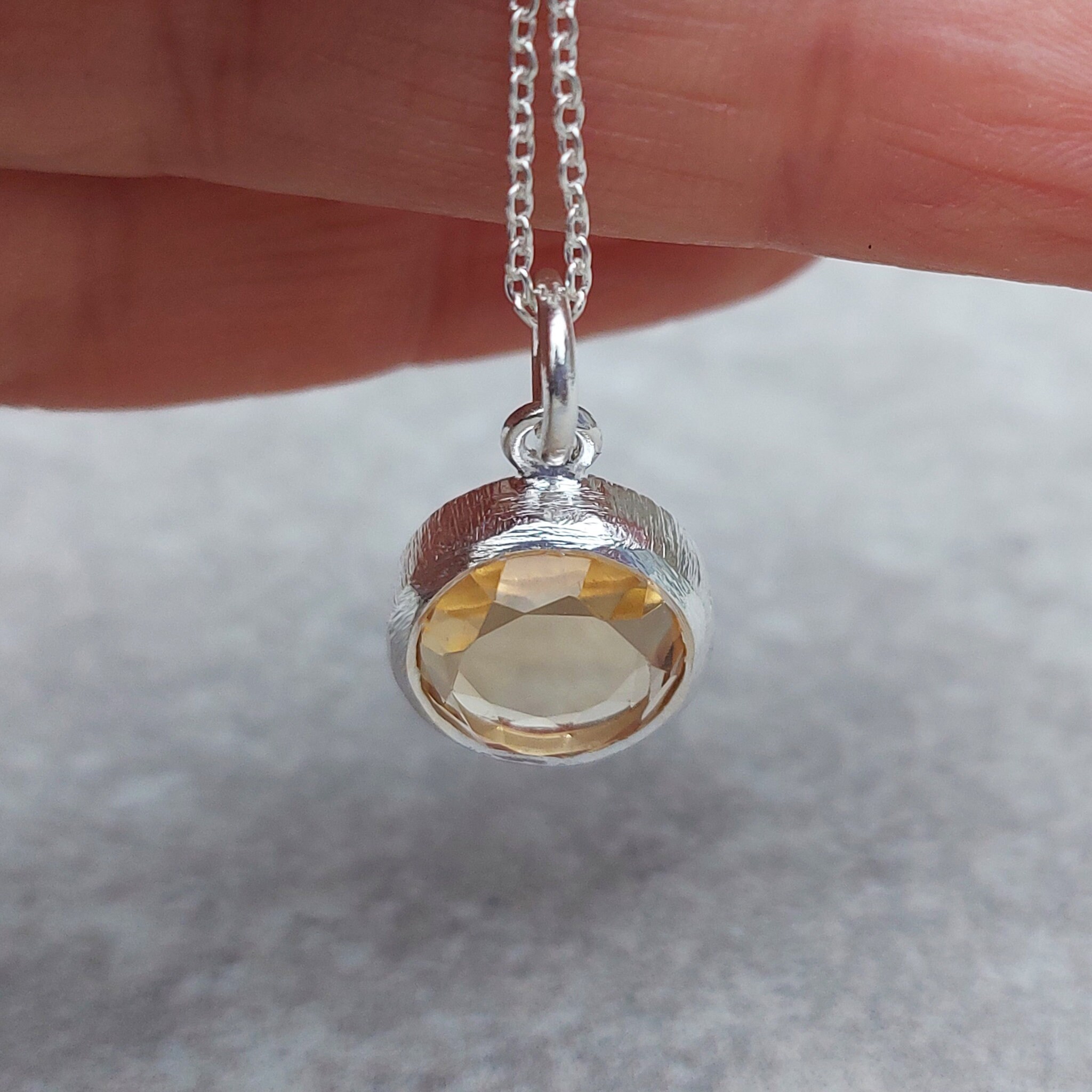 Set 2 Pezzi Ciondolo E Anello In Citrino Giallo Taglio Rotondo, Placcato Platino, Nuovo Senza Etichette