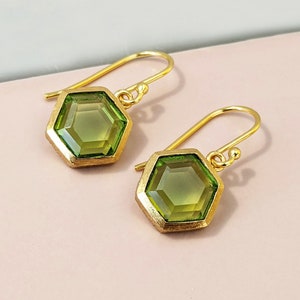 Hexagon Peridot Gold Earrings. Dangle Drop earrings for women. Geometric jewellery. August Birthstone. Jewelry gift for Her. Green Stone