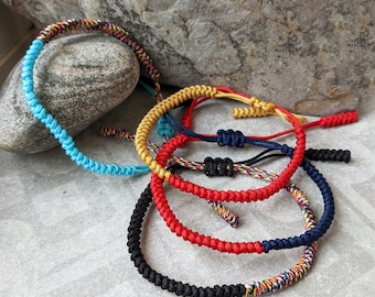 Braccialetto portafortuna tibetano / Braccialetto macramè fatto a mano per uomo / Corda di protezione buddista / Gioiello unisex regolabile / Regalo per lui o per lei