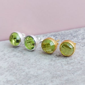Peridot Runde Ohrstecker | Gold & Silber | Zart Gelb Grün Edelstein Schmuck | August Geburtsstein | Einzigartige minimalistische Ohrringe