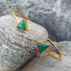 Triangle Green Onyx bracelet. Gold Silver Bangle. May Birthstone. Gemstone. Gift for woman. Gift for Her. Triangle Jewellery. Gift for her