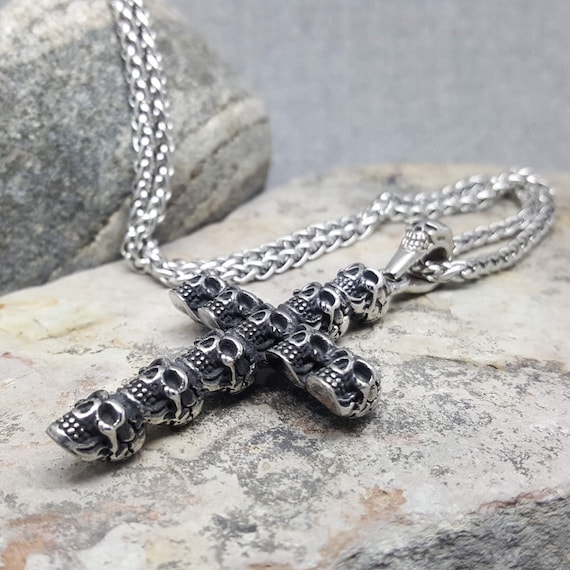 Collana con ciondolo a forma di croce con teschio / Collana gotica in acciaio inossidabile / Gioiello rock punk / Regalo per lui / Ciondolo da uomo importante - Italia