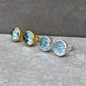 Orecchini a bottone rotondi con topazio blu / Oro e argento / Delicati gioielli con pietre preziose azzurre / Pietra portafortuna di dicembre / Orecchini minimalisti unici