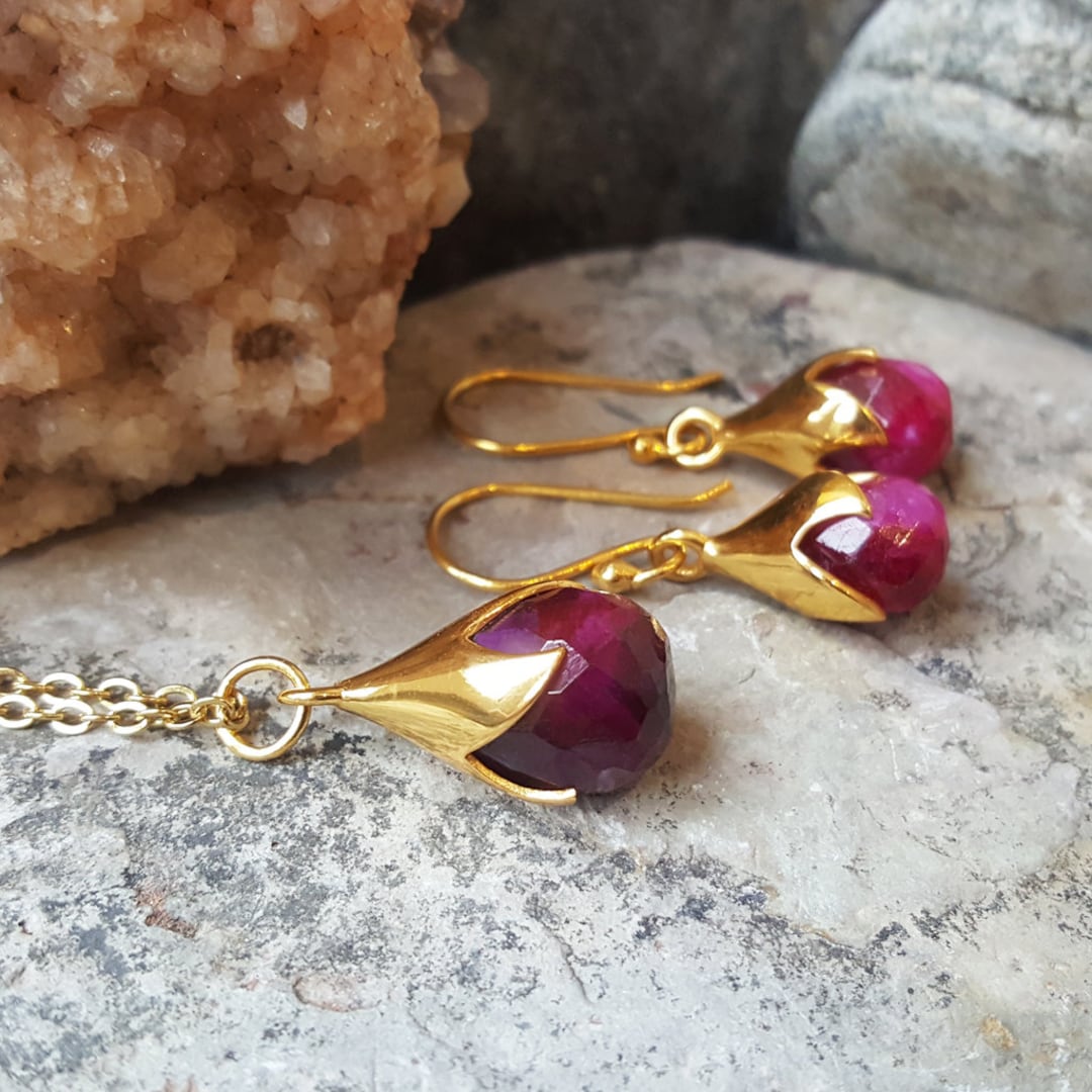 Gold ruby necklace and earring set deals
