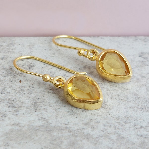 Boucles d’oreilles en or citrine. Suspendre minuscule. Gouttes d’argent délicates. Cadeau pour elle, mère, épouse. Novembre Bijoux en pierre de naissance pour femmes. Pierre jaune.