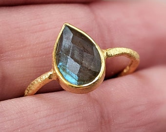 Gold Labradorite Ring. Ring for woman. Inkacreations. Silver Ring. Woman Ring. Gift for women. Gift for Her. Mother. Wife. Christmas Gift