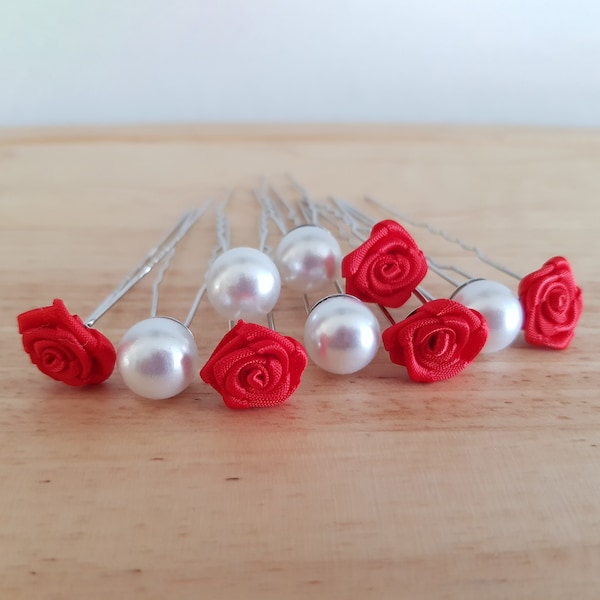 Lot de 10 épingles à cheveux serties de perles et des petites fleurs en satin rouge