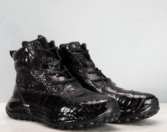 Handgemaakte zwarte sneakers van exotisch leer met hoge schacht: herenschoenen in streetstyle.