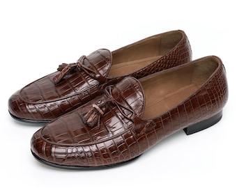 Mocasines de piel de cocodrilo hechos a mano, zapatos sin cordones con borlas de piel exótica.
